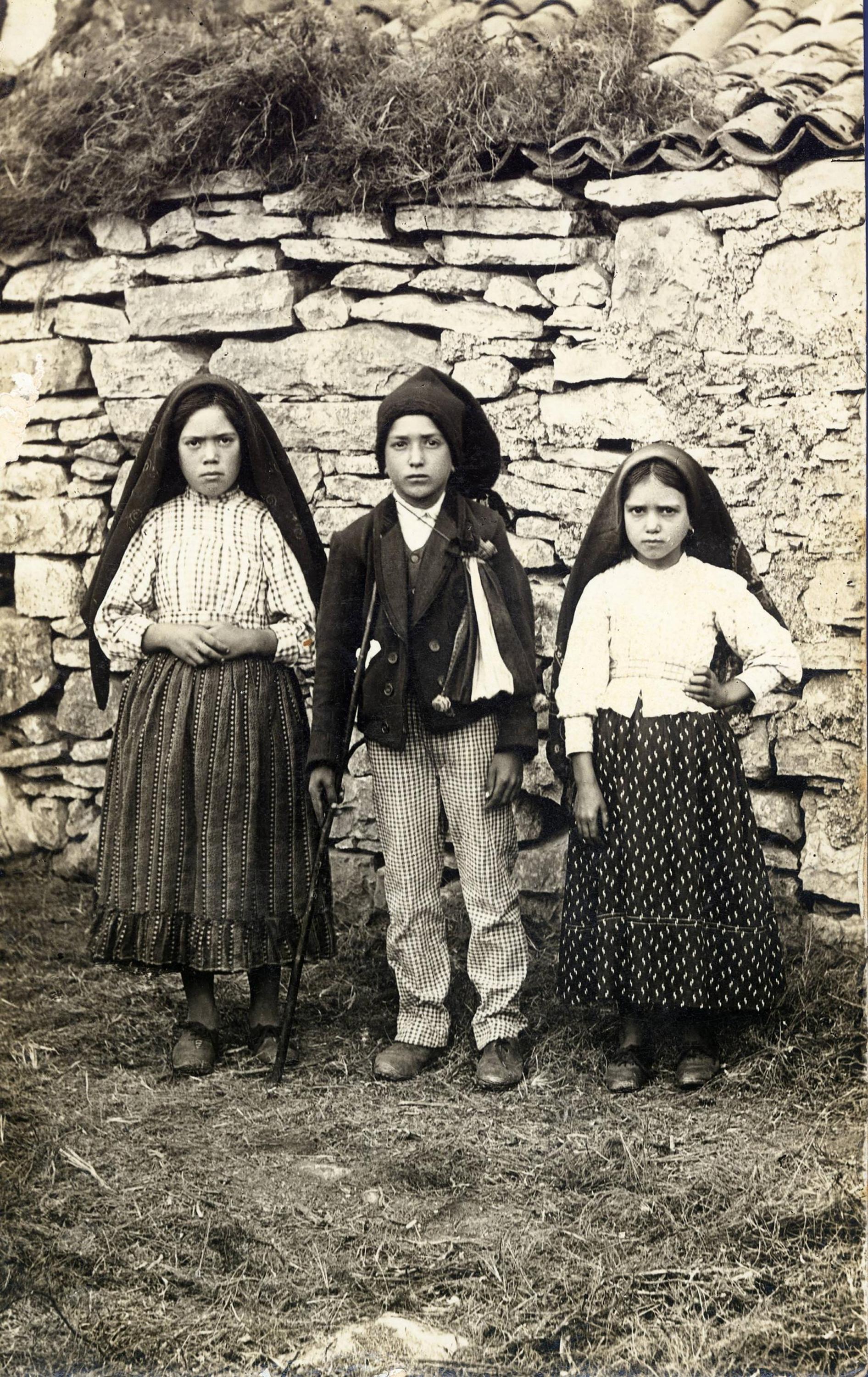 Virgen de Fátima con los pastorcillos